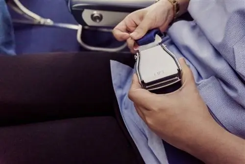 Причины выгнать из самолета: женщина отстегивает ремень безопасности