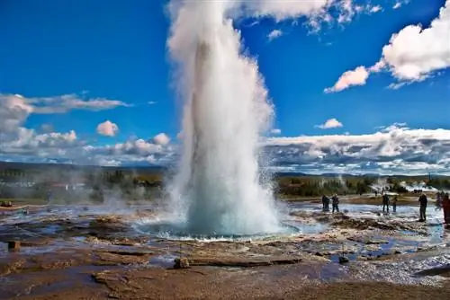 Гейсир, одна из диковинок Исландии