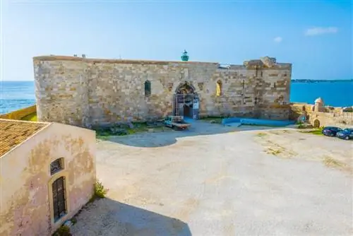 Двор замка Маниас