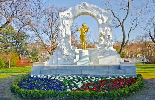 Памятник Штраусу в Вене