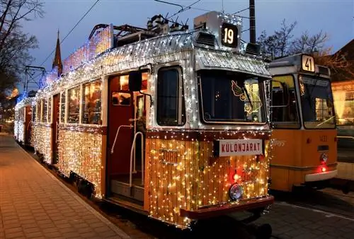 Трамваи украшены огнями