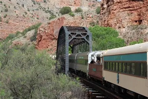 Зеленый поезд пересекает мост