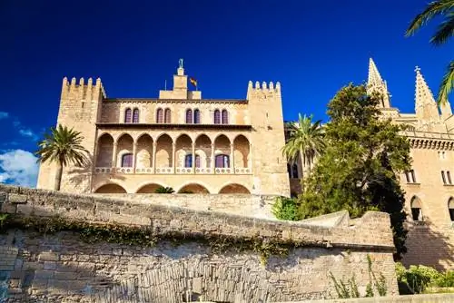 Мы посетили Королевский дворец Ла Альмудайна