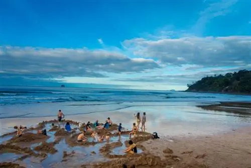 Пляж с горячей водой
