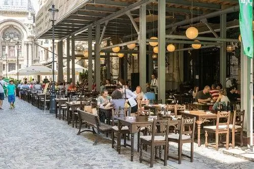 Столики ресторана на улице