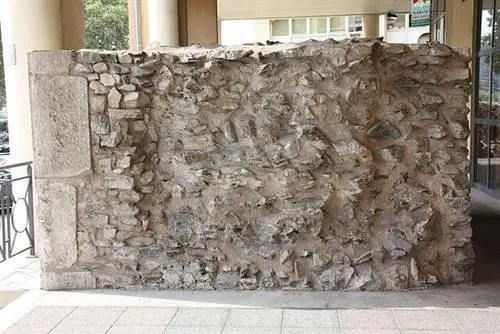 Остатки стены