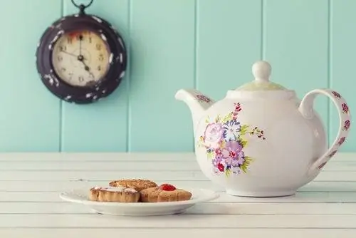 Почему англичане пьют так много чая?