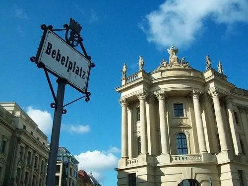 Вид на вывеску Бебельплац
