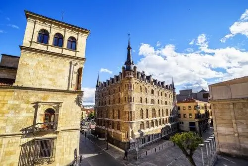 Дворцы Гусманов и Ботинов в Леоне