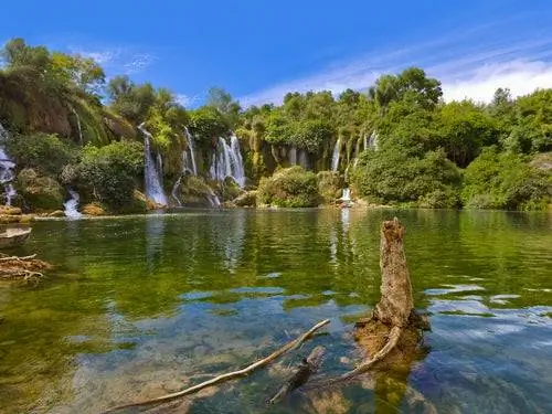 Лагуна у водопадов Кравице