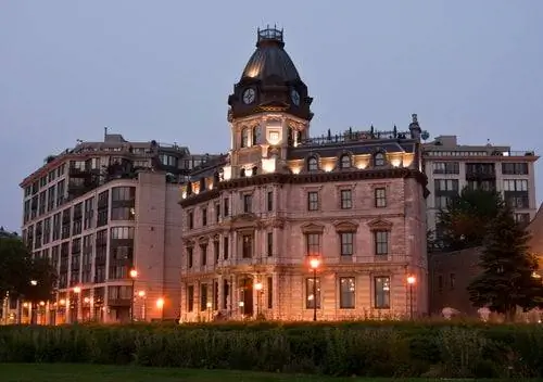 Старый музей Монреаля в сумерках