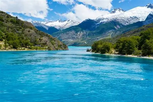 Красота озера Генерал Каррера в Патагонии