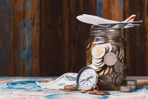 Копилка с самолетом сверху