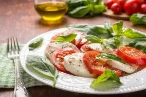Салат Капрезе со специями и оливковым маслом.