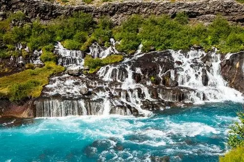 Водопад Храунфоссар в Исландии.