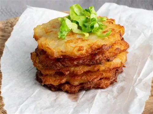 Деруны похожи на блины с картофелем.