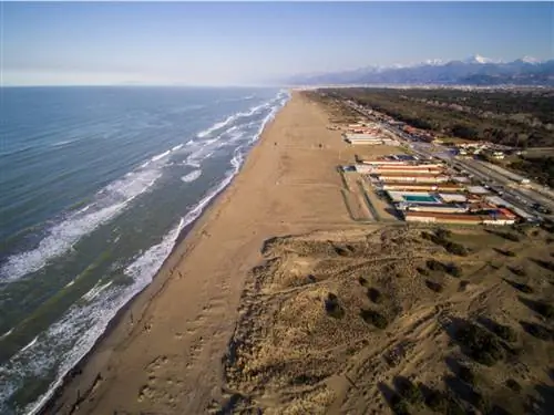 Пляж Сан-Россоре в Пизе, Италия.