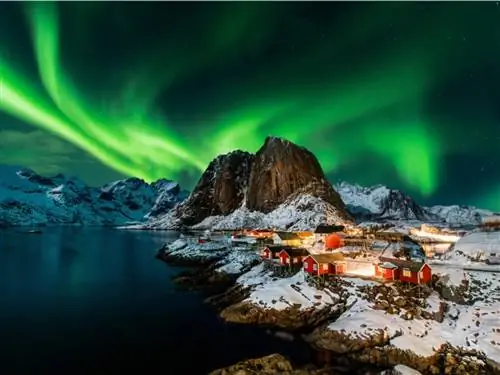 Вид на северное сияние из Хамноя, Норвегия.