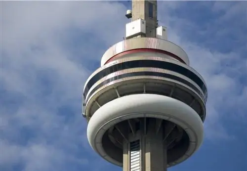 Близкий вид на Национальную башню Канады.