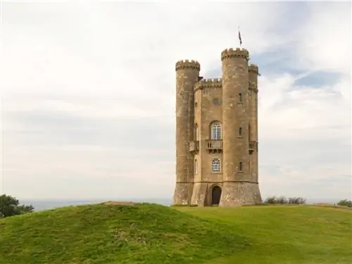 Бродвейская башня, расположенная в английской сельской местности.