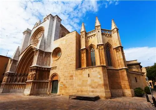 Собор является образцом средневековой архитектуры Таррагоны.