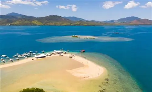 Пляж с бирюзовой водой на острове Палаван.