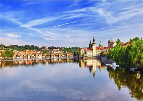 Река Влтава, пересеченная различными мостами в Праге.