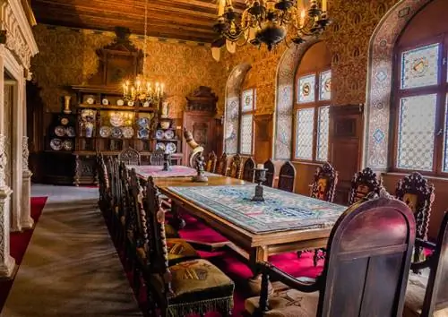 Впечатляющая столовая в замке Кохем, Германия.
