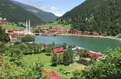 Озеро Узунгёль и деревня в Турции