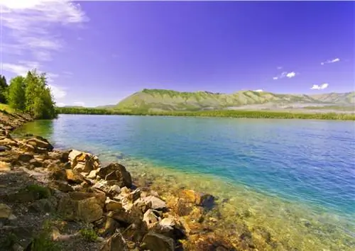 Кристально чистые воды озера Флэтхед в Монтане.