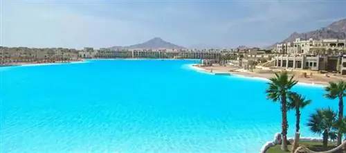Самый большой бассейн в мире - работа компании Crystal Lagoons.