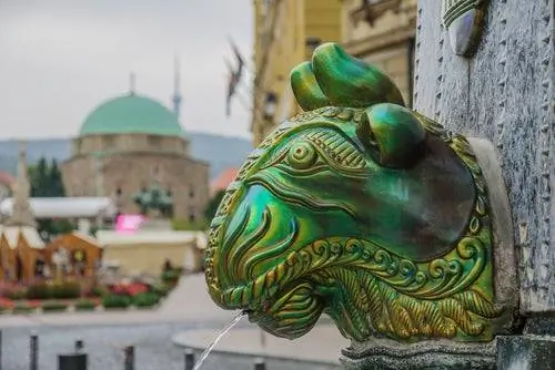 Фонтан Жолнай в Пече
