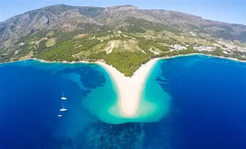 Пляж Златни Рат как никакой другой вдается в море.