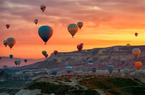 Небо, украшенное воздушными шарами в Каппадокии