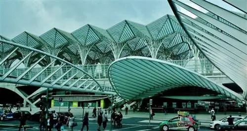 Вокзал Ориенте - одно из характерных зданий Лиссабона.