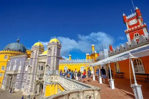 Дворец Пена - одно из самых странных архитектурных сооружений Португалии.