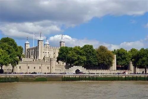 Ворота предателей можно увидеть вдалеке от реки Темзы.