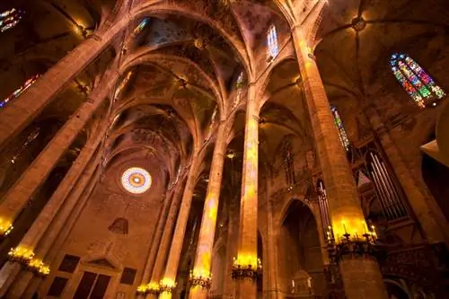 Неф собора Майорки - один из самых высоких в Европе.