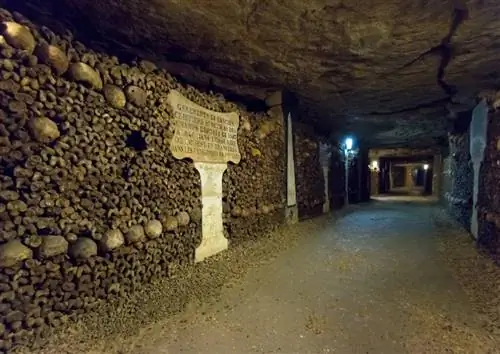 Катакомбы Парижа - прекрасное, но жуткое место.