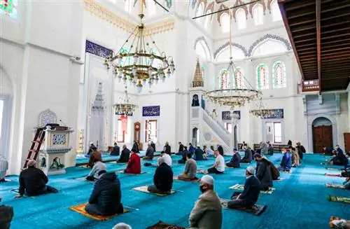 Внутри мечети должны соблюдаться определенные правила сосуществования с верующими.