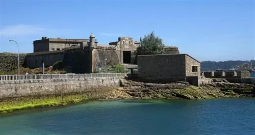 Сан-Антон - один из самых известных замков Галисии.