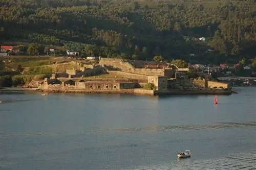 Сан-Фелипе - один из сохранившихся замков Галисии.