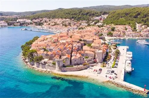 Корчула - средневековый город с такими достопримечательностями, как место рождения Марко Поло.