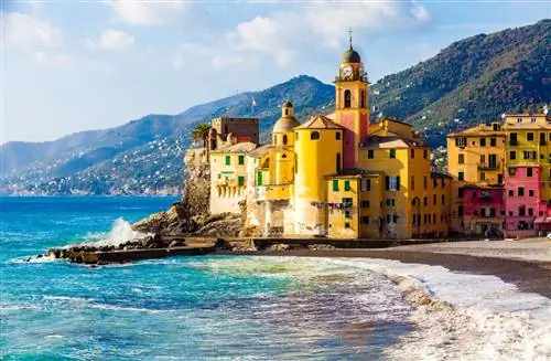 Деревня Камольи и ее красивые красочные балконы