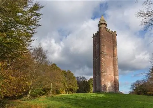 Башня короля Альфреда - впечатляющий памятник, расположенный в Англии.