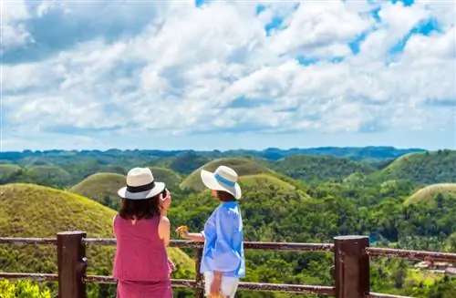 Можно получить доступ к смотровой площадке на Шоколадных холмах на Филиппинах.