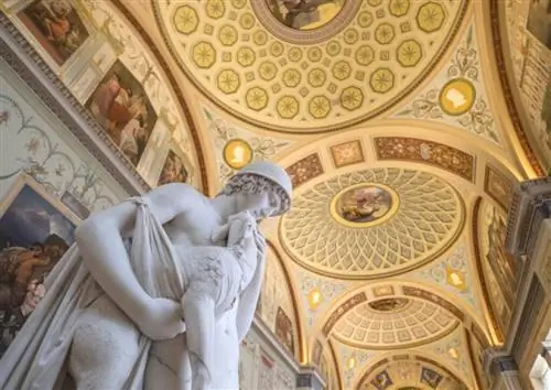 Эрмитаж в Санкт-Петербурге - один из музеев, которые можно посетить виртуально.