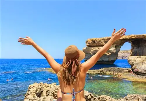 Туристы в Лазурном окне Мальты.