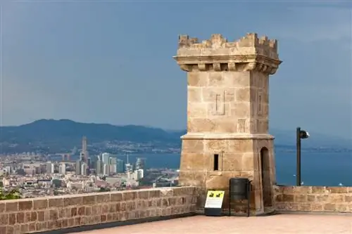 Замок Монжуик - одна из лучших смотровых площадок Барселоны.