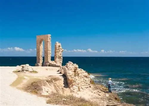 Римские руины на побережье Туниса.